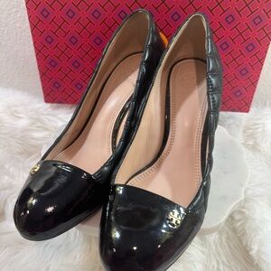 Tory Burch Caroline Quilted Black Wedge Pumps Patent Toe Size 9.5 - New No Box